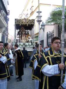 Los faldones tienen bordados de Esperanza Elena Caro de 1968